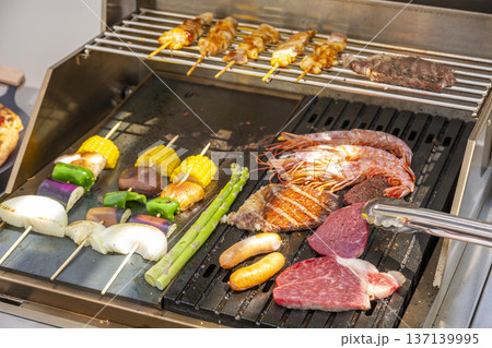 バーベキューコンロで焼く美味しそうな肉 バーベキューコンロで焼く美味しそうな肉 137139995