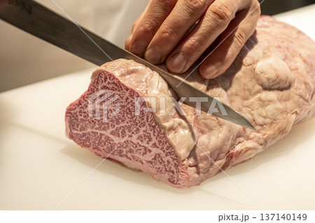 高級なステーキ肉 137140149