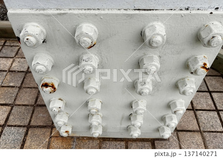 柱の袂のビスの列 137140271