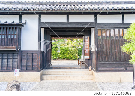 倉敷物語館 長屋門 倉敷美観地区観光(江戸時代に建てられた長屋門、土蔵などを当時の風情を伝える) 倉敷物語館 長屋門 倉敷美観地区観光(江戸時代に建てられた長屋門、土蔵などを当時の風情を伝える) 137140368