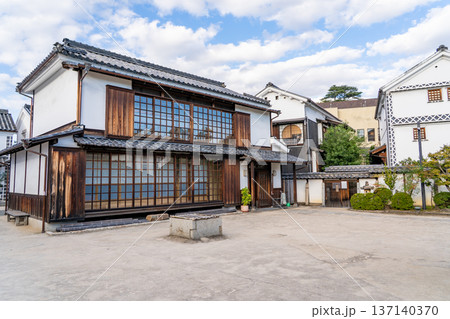 倉敷物語館 古民家 倉敷美観地区観光(江戸時代に建てられた長屋門、土蔵などを当時の風情を伝える) 倉敷物語館 古民家 倉敷美観地区観光(江戸時代に建てられた長屋門、土蔵などを当時の風情を伝える) 137140370