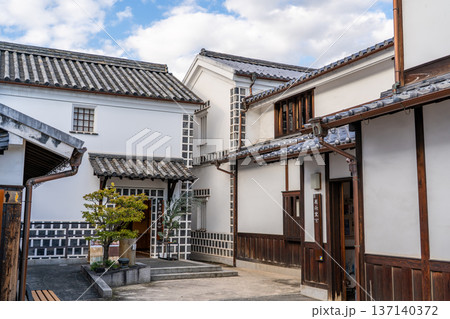 倉敷物語館 蔵屋敷 倉敷美観地区観光(江戸時代に建てられた長屋門、土蔵などを当時の風情を伝える) 倉敷物語館 蔵屋敷 倉敷美観地区観光(江戸時代に建てられた長屋門、土蔵などを当時の風情を伝える) 137140372