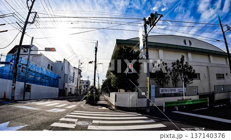 徳持小学校の校門付近と横断歩道の風景 徳持小学校の校門付近と横断歩道の風景 137140376