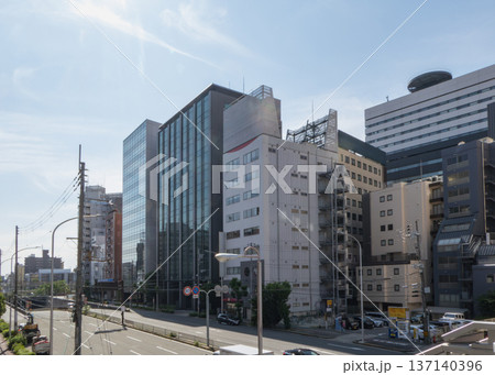 都市のビル群と開けた幹線道路 137140396