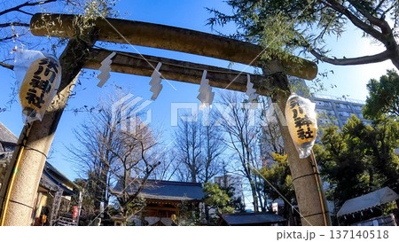 日本の伝統と現代が共存 仲町氷川神社鳥居 日本の伝統と現代が共存 仲町氷川神社鳥居 137140518