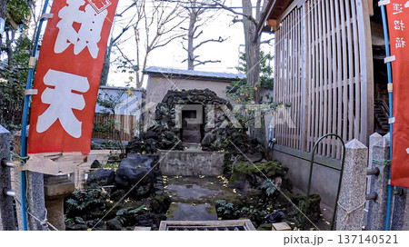 仲町氷川神社の弁財天 溶岩の祠と奉納旗 仲町氷川神社の弁財天 溶岩の祠と奉納旗 137140521