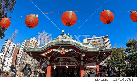 青空に映える河原町稲荷神社の拝殿と赤提灯 青空に映える河原町稲荷神社の拝殿と赤提灯 137140762