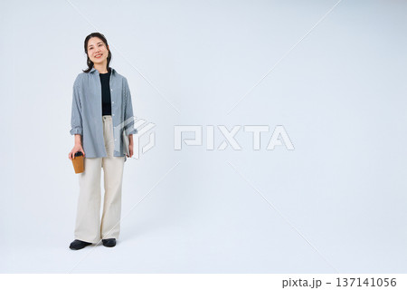リラックスした笑顔を見せる若い女性 リラックスした笑顔を見せる若い女性 137141056
