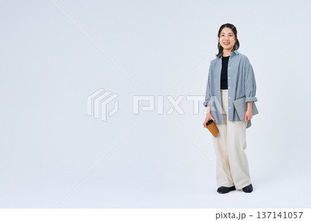 リラックスした笑顔を見せる若い女性 137141057