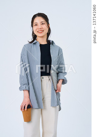 リラックスした笑顔を見せる若い女性 リラックスした笑顔を見せる若い女性 137141060