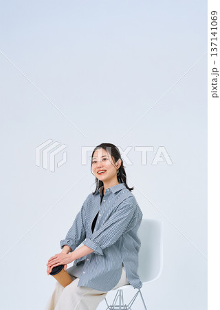 リラックスした笑顔を見せる若い女性 リラックスした笑顔を見せる若い女性 137141069