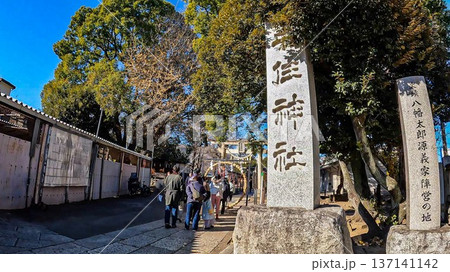 歴史ある千住神社の石柱と青空の下の境内 137141142