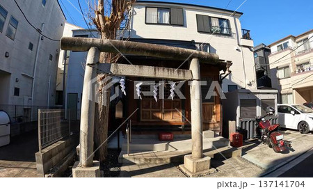 東京、足立区、路地裏にある鳥居と社殿 千住箭弓稲荷神社 東京、足立区、路地裏にある鳥居と社殿 千住箭弓稲荷神社 137141704
