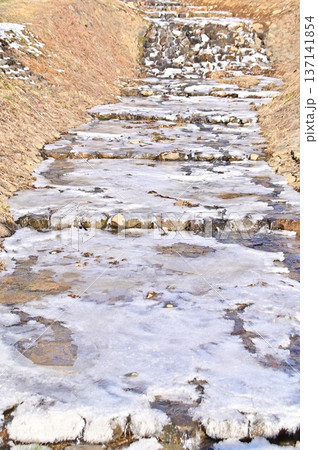 国の有形文化財荏沢川の石積堰堤最下流域の凍結した流れ 137141854