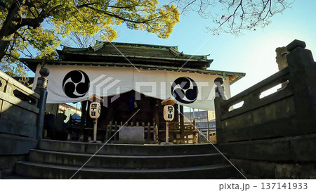 千住氷川神社の拝殿と冬の陽光 千住氷川神社の拝殿と冬の陽光 137141933