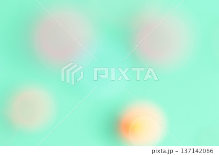 うす緑色系パステルカラーにカラフルな水滴の背景素材 137142086