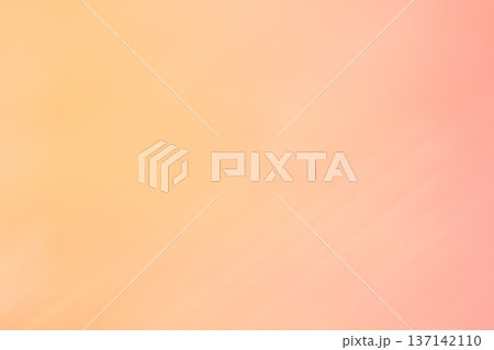 暖色系（オレンジ・ピンク色系）ゆるやかなライン背景 137142110