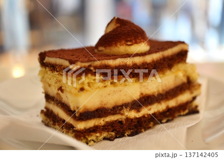 ティラミス　ヴェネツィアのカフェにて 137142405