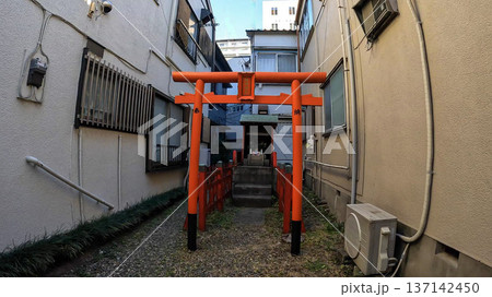 東京、路地裏に佇む小さな神社 地守稲荷の祠 137142450