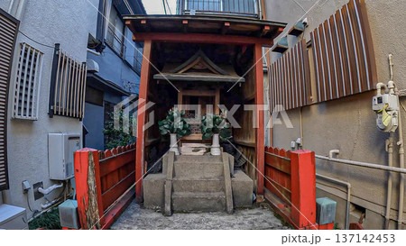 東京、路地裏に佇む小さな神社 地守稲荷の祠 137142453