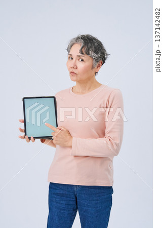 デジタルデバイスを手にするシニア女性 137142482