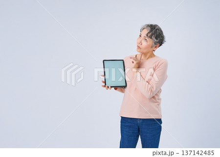デジタルデバイスを手にするシニア女性 137142485