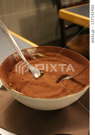 ティラミス ヴェネツィアのカフェにて ティラミス ヴェネツィアのカフェにて 137142492