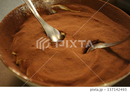 ティラミス　ヴェネツィアのカフェにて 137142493