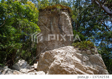 立岩神社の奇岩 137142538