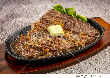 鉄板皿で提供される国産牛のステーキ 137142550