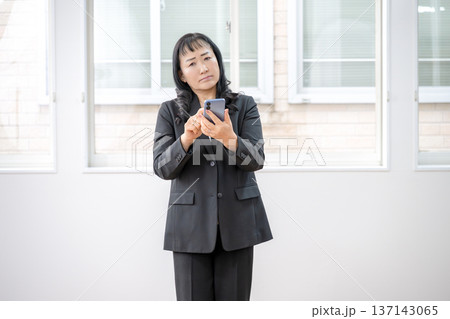 顔をしかめる女性 137143065