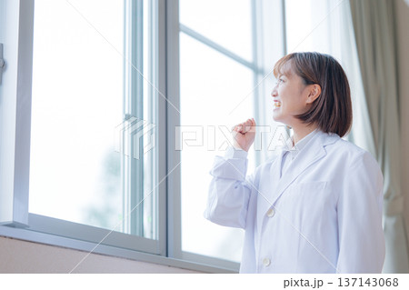 上を見る医療女性 137143068