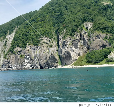 澄み渡る青い海と切り立った断崖絶壁の海岸風景 澄み渡る青い海と切り立った断崖絶壁の海岸風景 137143144
