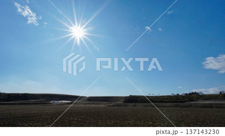 青空に輝く太陽光芒と田園風景 青空に輝く太陽光芒と田園風景 137143230