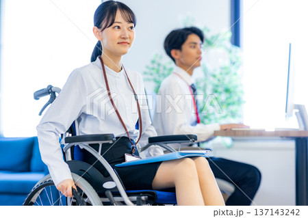 オフィスで働く車椅子の女性 137143242