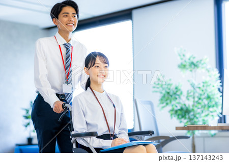 オフィスで働く車椅子の女性 137143243