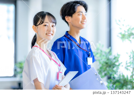 スクラブを着た男女 137143247