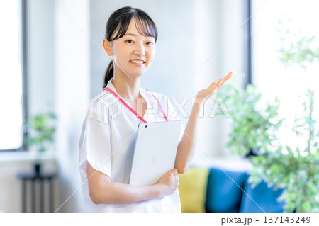 案内する女性介護士 137143249