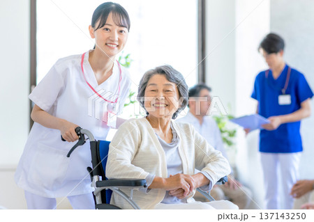 車椅子に乗るシニア女性と介護士 137143250