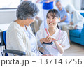 車椅子に乗るシニア女性と介護士 137143256