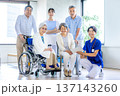 車椅子に乗る高齢者と介護士の男女 137143260
