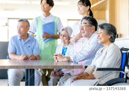介護施設で寄り添う若いヘルパーとシニア 介護施設で寄り添う若いヘルパーとシニア 137143268