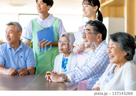 介護施設で寄り添う若いヘルパーとシニア 137143269