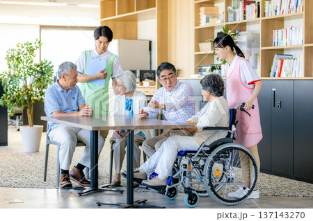 介護施設で寄り添う若いヘルパーとシニア 137143270