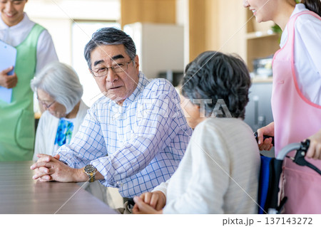 介護施設で寄り添う若いヘルパーとシニア 介護施設で寄り添う若いヘルパーとシニア 137143272