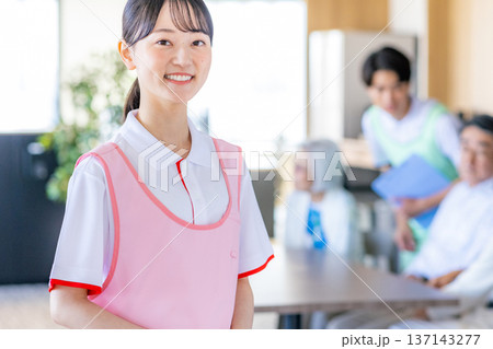 若い介護士 若い介護士 137143277
