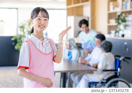 若い介護士 137143278