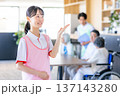 若い介護士 137143280
