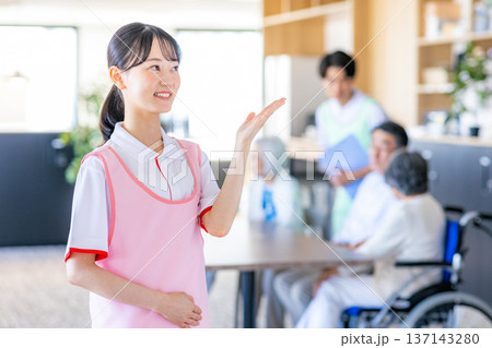 若い介護士 若い介護士 137143280