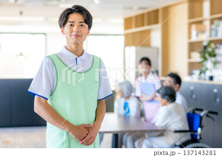 若い男性介護士 137143281